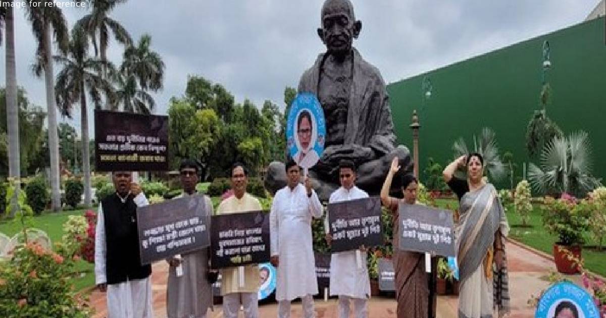 Bengal BJP MPs protest outside Parliament over SSC recruitment scam